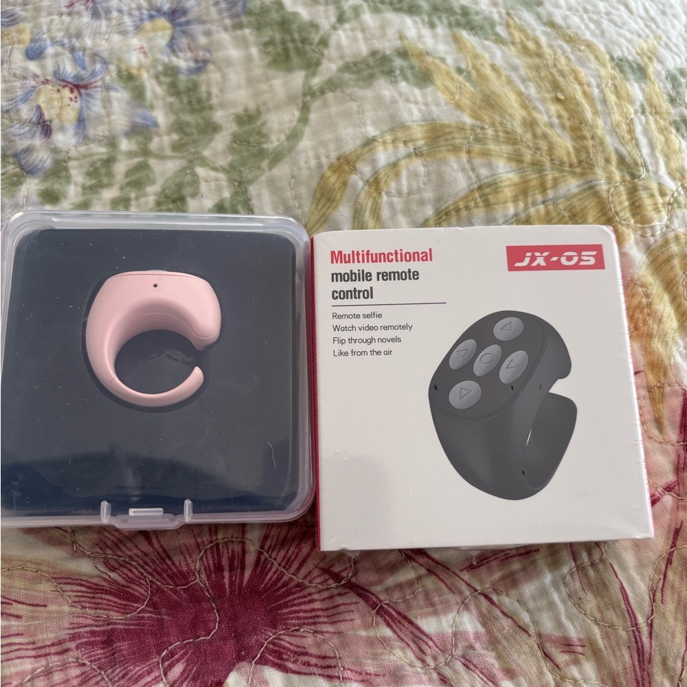 iO Remote Control - White and Gray
Remote selfie, videos, flip through novels